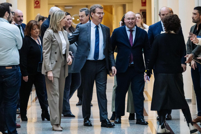 El presidente del Partido Popular, Alberto Núñez Feijóo (c), junto al portavoz del PP en el Congreso, Miguel Tellado (d) y la portavoz del PP en el Senado, Alicia García (i), durante la reunión de los grupos parlamentarios del PP del Congreso y del Senado