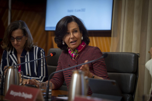 Archivo - La presidenta del Banco Santander, Ana Patricia Botín, participa en la mesa redonda ‘The future is here: challenges to banking business models’ ('El futuro ya está aquí: retos para los modelos de negocio bancario'), en la sede del Banco de Españ