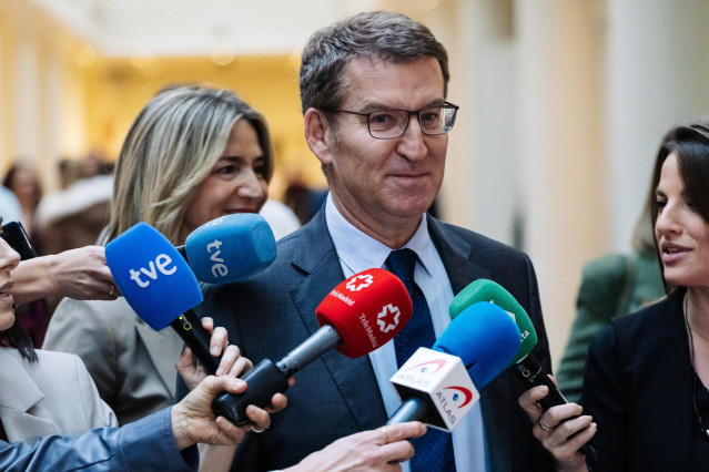 El presidente del Partido Popular, Alberto Núñez Feijóo ofrece declaraciones a los medios a su llegada a la reunión de los grupos parlamentarios del PP del Congreso y del Senado, en el Senado, a 16 de enero de 2024, en Madrid (España). Feijóo ha convocado