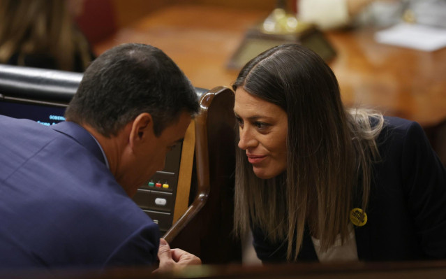 Archivo - El presidente del Gobierno, Pedro Sánchez, conversa con la portavoz de Junts en el Congreso, Míriam Nogueras,
