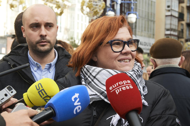 Archivo - La diputada de IU en el grupo parlamentario de Sumar, Engracia Rivera, atiende a los medios de comunicación durante una manifestación contra la derogación de la Ley de Memoria Histórica de Cantabria, a 2 de diciembre de 2023, en Santander.