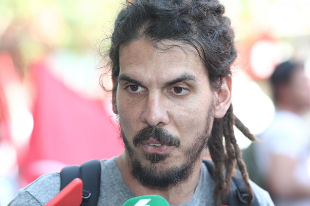 Archivo - Alberto Rodríguez, exdiputado en el Congreso, en la manifestación por los trabajadores de Ferrovial Servicios a Bordo.