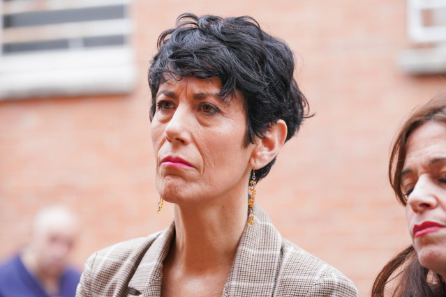 Archivo - La ministra de Inclusión, Seguridad Social y Migraciones, Elma Saiz, durante su visita al Centro de formación Ignacio Ellacuría, junto a la vicelehendakari Idoia Mendia, a 15 de enero de 2024, en Vitoria-Gasteiz, Álava, País Vasco (España). Dura