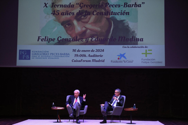 El expresidente del Gobierno Felipe González (i) y el exdiputado del PSOE Eduardo Madina (d), durante la X Jornada 'Gregorio Peces-Barba con motivo del 45 aniversario de la Constitución', en Caixa-Forum.