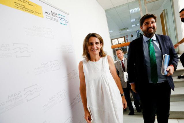 Archivo - El presidente de la Comunidad, Fernando López Miras, y la vicepresidenta tercera del Gobierno y ministra para la Transición Ecológica y el Reto Demográfico, Teresa Ribera, en una foto con motivo de la puesta en marcha de la Oficina del Mar Menor