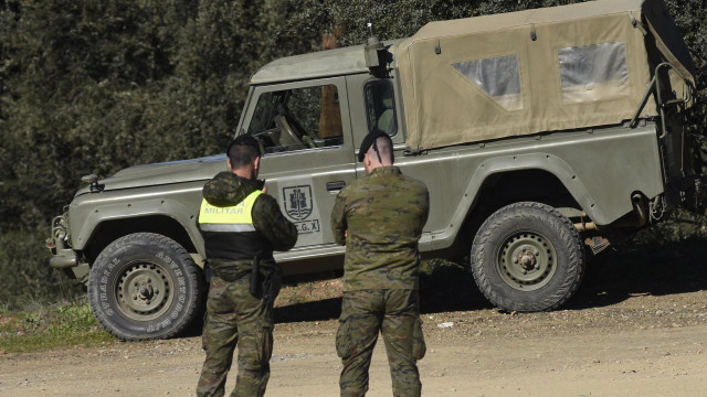 Militares acordonando el lugar donde fueron localizados los dos militares fallecidos en la base de Cerro Muriano.