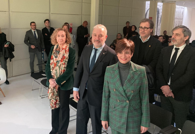 La ministra de Vivienda y Agenda Urbana, Isabel Rodríguez; la consellera de Territorio de la Generalitat, Ester Capella, y el alcalde de Barcelona, Jaume Collboni.
