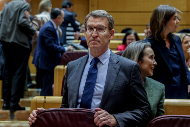El líder del PP, Alberto Núñez Feijóo, llega a un pleno extraordinario del Congreso de los Diputados, en el Palacio del Senado, a 16 de enero de 2024, en Madrid (España). El Congreso debate hoy la toma en consideración de la Proposición de reforma del art