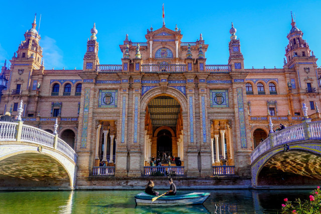 Archivo - Turistas pasea en barca por la ría de la Plaza de España a 03 de enero del 2023 en Sevilla (Andalucía, España)