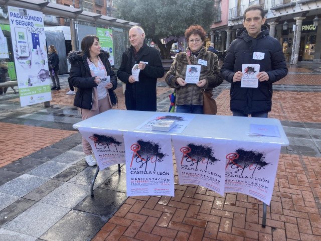 Temprano y Andrés, junto con miembros sindicales, hoy en Fuente Dorada.