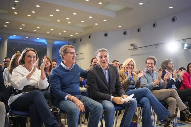 Archivo - La secretaria general del Partido Popular, Cuca Gamarra (i), el presidente del Partido Popular, Alberto Núñez Feijóo (2i), el nuevo presidente del PP vasco, Javier de Andrés (c), el vicesecretario de Cultura y Sociedad Abierta del PP, Borja Sémp