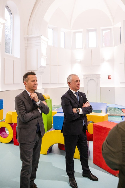 El lehendakari, Iñigo urkullu, y el consejero de Educación, Jokin Bildarratz, visitan las nuevas instalaciones del colegio público de Areatza.