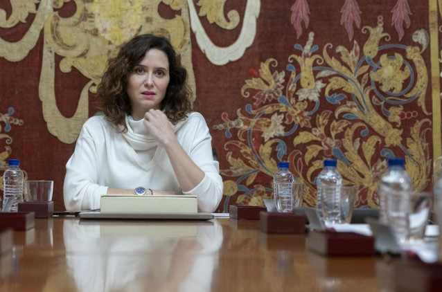 La presidenta de la Comunidad de Madrid, Isabel Díaz Ayuso, preside la reunión del Consejo de Gobierno, en el Ayuntamiento de Alcalá de Henares, a 17 de enero de 2023, en Alcalá de Henares, Madrid (España).