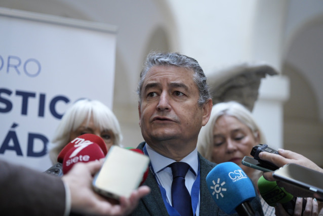Antonio Sanz atiende a los periodistas en Cádiz.