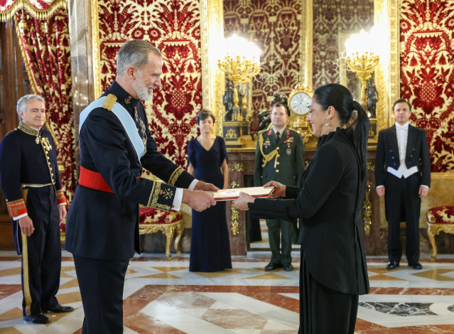 El Rey Felipe VI y la embajadora de la República de Turquía en España, Nüket Küçükel Ezberci, durante el acto del recibimiento de las cartas credenciales, en el Palacio Real