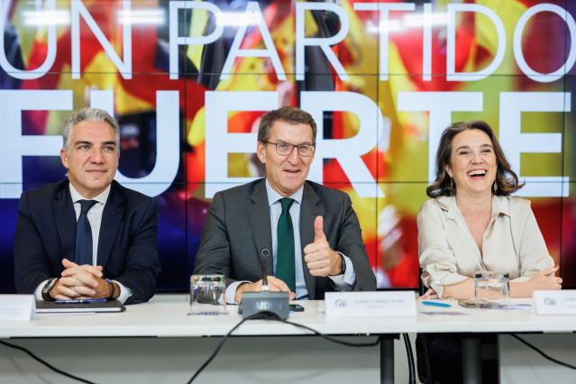 (I-D) El coordinador general del PP, Elías Bendodo; el presidente del Partido Popular, Alberto Núñez Feijóo, y la secretaria general del Partido Popular, Cuca Gamarra, durante la reunión del Comité Ejecutivo Nacional del Partido Popular, en la sede del PP