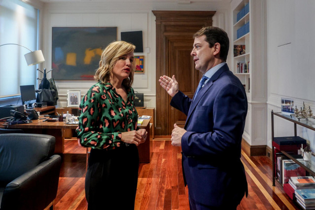 La ministra de Educación, Formación Profesional y Deportes, Pilar Alegría, y el presidente de Castilla y León, Alfonso Fernández Mañueco, se saludan a su llegada a la sede del Ministerio, a 17 de enero de 2024, en Madrid (España).