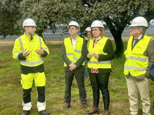 La consejera de Agricultura, Ganadería y Desarrollo Sostenible, Mercedes Morán, ha participado este jueves en la inauguración de la planta solar Talayuela II.