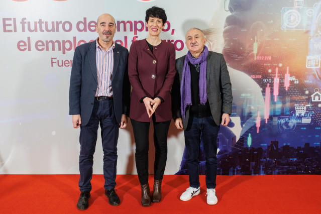 (I-D) El vicesecretario general de Política Sindical de UGT, Fernando Luján; la ministra de Inclusión, Seguridad Social y Migraciones, Elma Saiz, y el secretario general de UGT, Pepe Álvarez, posan antes de la inauguración de una jornadas sobre el futuro