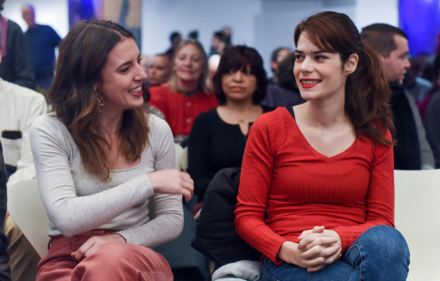 Archivo - La exministra de Igualdad Irene Montero y la coportavoz de Podemos, Isa Serra (d), durante el acto ‘Vivir, no sobrevivir: del Ingreso Mínimo Vital a la Renta Garantizada', en el espacio Bertelsmann, a 14 de enero de 2023, en Madrid (España).
