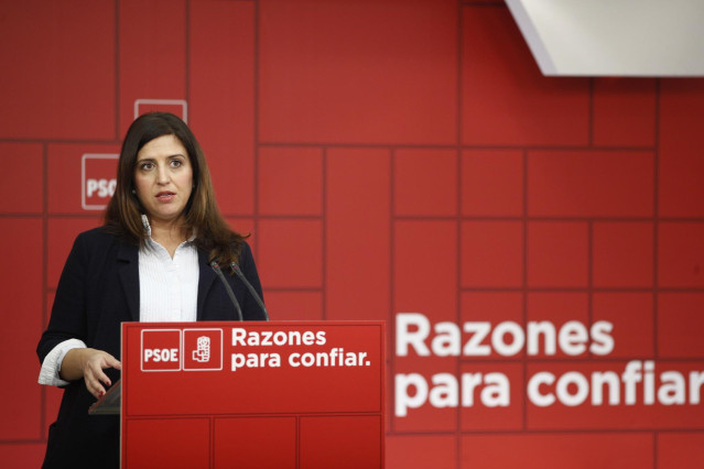Archivo - La portavoz del Comité Electoral del PSOE, Esther Peña, atiende a los medios de comunicación en una rueda de prensa.