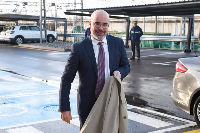 El delegado del Gobierno en la Comunidad de Madrid, Francisco Martín, a su llegada a visitar las nuevas instalaciones de la base de mantenimiento de alta velocidad de Santa Catalina en Vallecas, a 17 de enero de 2024, en Madrid (España).