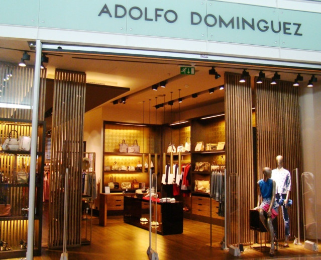 Archivo - Tienda de Adolfo Domínguez en la T1 de El Prat