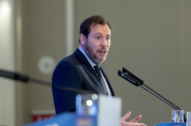 El ministro de Transportes y Movilidad Sostenible, Óscar Puente, interviene durante un desayuno informativo de Fórum Europa, en el Hotel Mandarin Oriental Ritz, a 18 de enero de 2024, en Madrid (España).