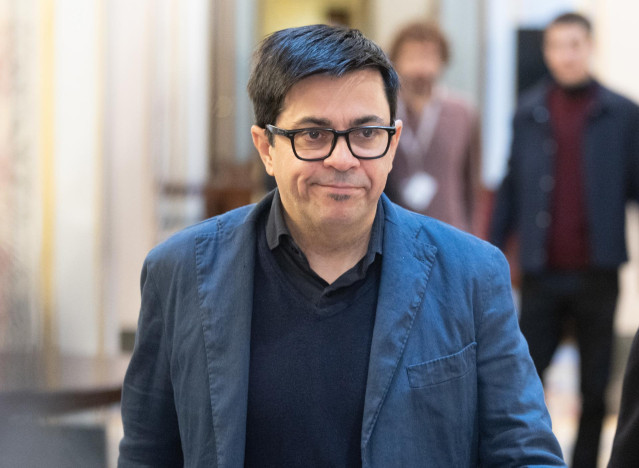Archivo - El secretario primero de la Mesa del Congreso, Gerardo Pisarello, a su llegada a una reunión de la Mesa del Congreso