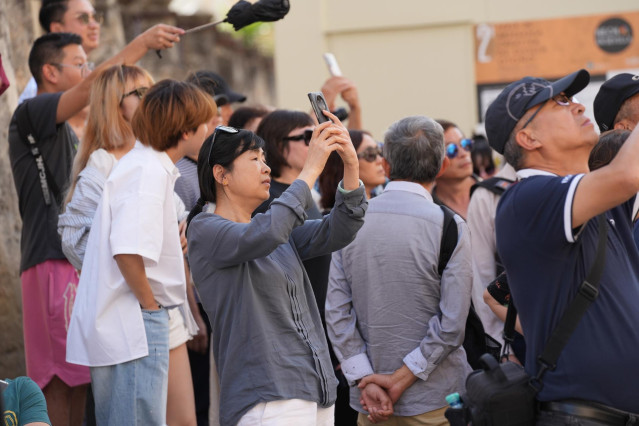 Archivo - Turistas fotografían los lugares más representativos de la ciudad, a 13 de octubre de 2023, en Sevilla, (Andalucía, España).