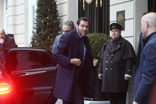 El ministro de Transportes y Movilidad Sostenible, Óscar Puente, llega a un desayuno informativo de Fórum Europa, en el Hotel Mandarin Oriental Ritz, a 18 de enero de 2024, en Madrid (España).