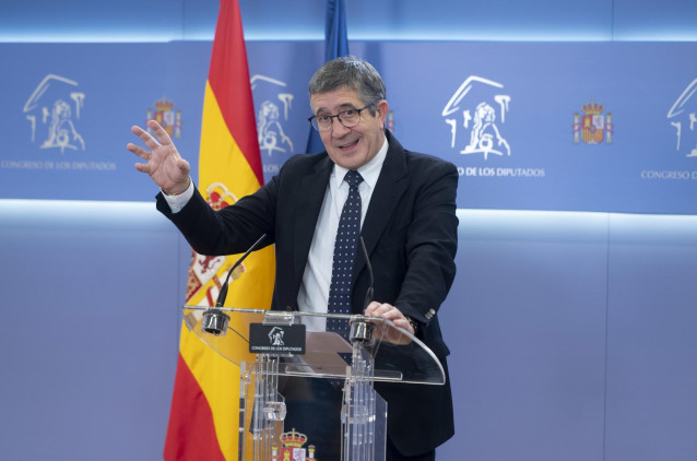 El portavoz del PSOE en el Congreso, Patxi López, ofrece una rueda de prensa posterior a la Junta de Portavoces, a 16 de enero de 2024, en Madrid (España).