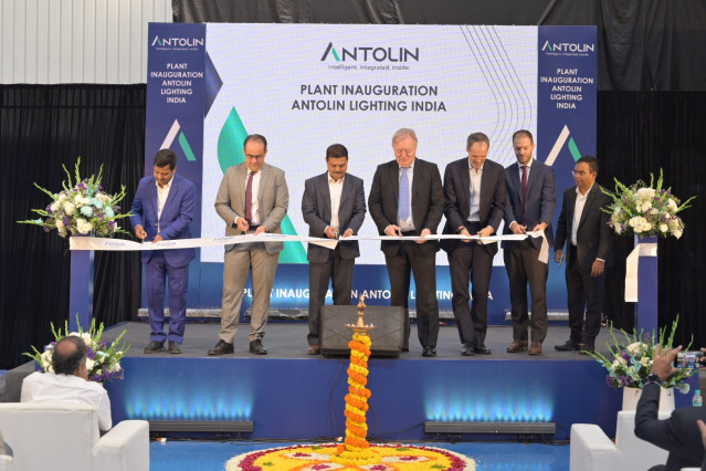 Ernesto Antolin, presidente de Antolin, en el centro de la imagen junto a representantes de los clientes, autoridades y otros directivos de la marca