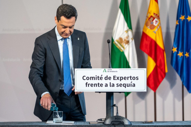 El presidente de la Junta de Andalucía, Juanma Moreno, interviene para los medios de comunicación, a 18 de enero de 2024, en Sevilla, Andalucía (España). El presidente de la Junta de Andalucía, Juanma Moreno, preside la reunión del comité de expertos para