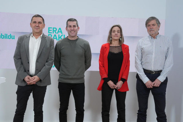 (I-D) El coordinador general de EH Bildu, Arnaldo Otegi y los condenados por el caso Bateragune, Arkaitz Rodriguez, Miren Zabaleta y Rafa Díez, durante una rueda de prensa