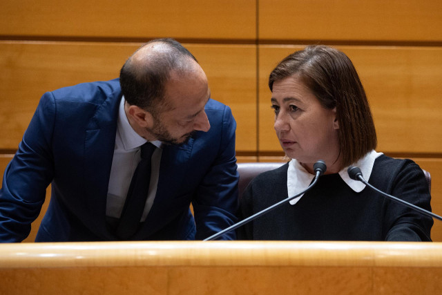 La presidenta del Congreso de los Diputados, Francina Armengol (d), , junto con el viceprsidnete primero, el también socialista Alfonso Rodríguez  Gómez de Celis