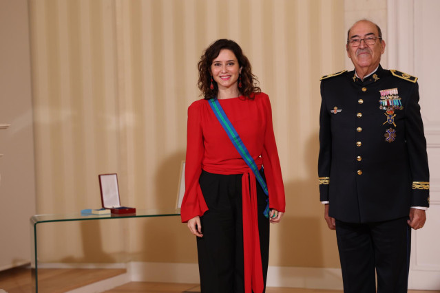 La presidenta de la Comunidad de Madrid, Isabel Díaz Ayuso, recibe la Banda y Lazo de Gran Dama Los Reales Tercios de España que le entrega el General Presidente de la Asociación Reales Tercios de España, Agustín Álvarez López, en la Real Casa de Correos,