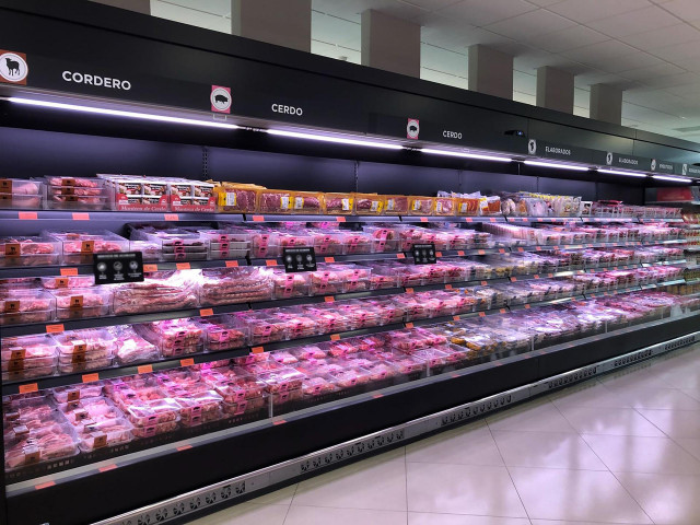 Archivo - Lineal con carne fresca en un supermercado