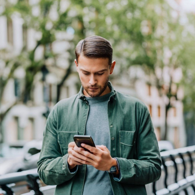 Archivo - Una persona utilizando su teléfono móvil