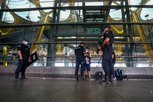 Archivo - Agentes de Policía Nacional en el aeropueto de Madrid-Barajas