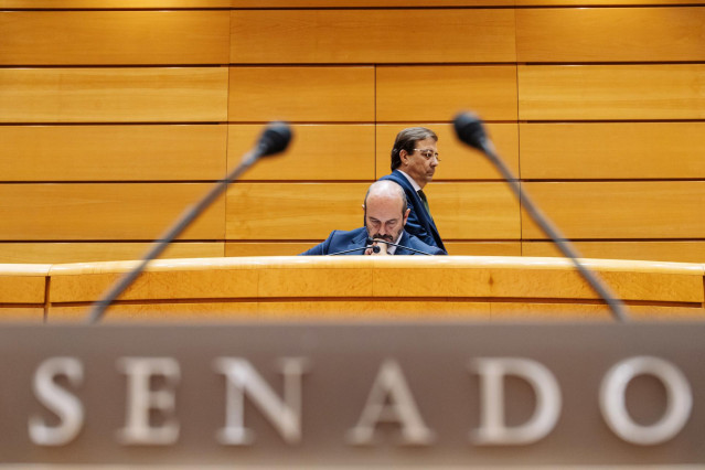 Archivo - El presidente del Senado, Pedro Rollán (i), y el secretario de Política Autonómica del PSOE y vicepresidente segundo del Senado, Guillermo Fernández Vara (d), durante una sesión plenaria, en el Senado, a 14 de noviembre de 2023, en Madrid (Españ