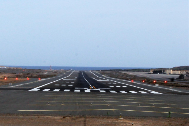 Archivo - Pista del Aeropuerto de Gran Canaria