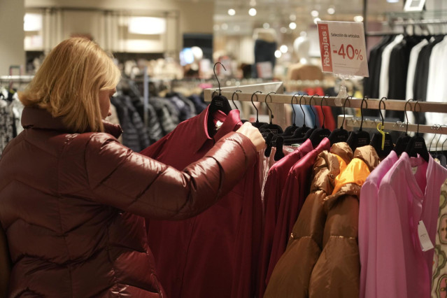 Archivo - Una mujer comprando en las rebajas de invierno