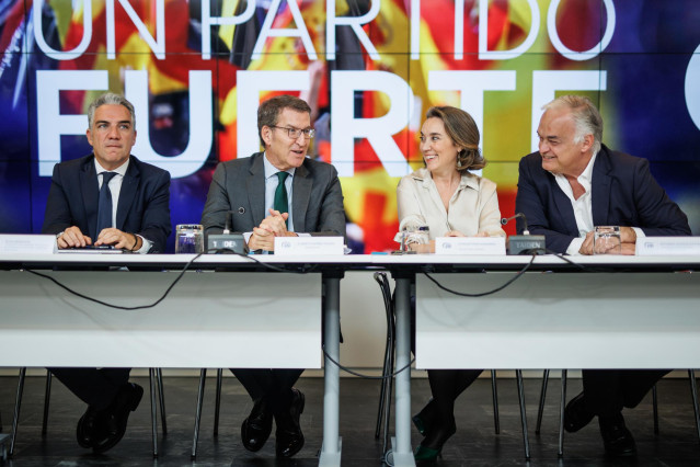 (I-D) El coordinador general del PP, Elías Bendodo; el presidente del Partido Popular, Alberto Núñez Feijóo; la secretaria general del Partido Popular, Cuca Gamarra, y el vicesecretario de Acción Institucional del Partido Popular, Esteban González Pons, c
