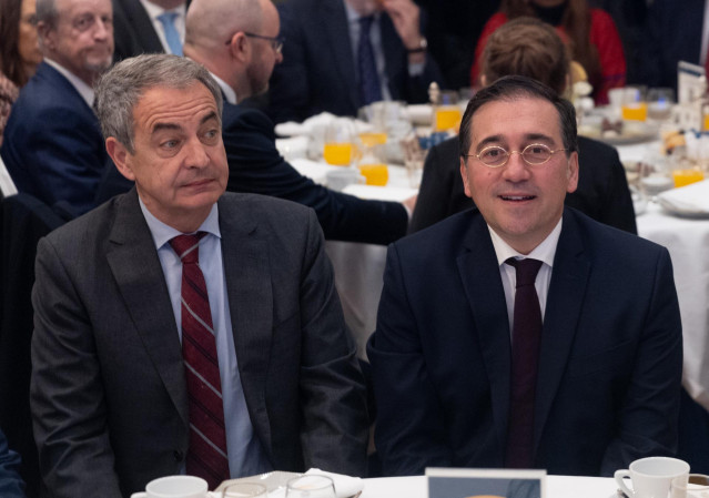 El expresidente del Gobierno José Luis Rodríguez Zapatero (i) y el ministro de Asuntos Exteriores, Unión Europea y Cooperación, José Manuel Albares (d), durante un desayuno informativo organizado por Fórum Europa, en el Hotel Mandarin Oriental Ritz de Mad