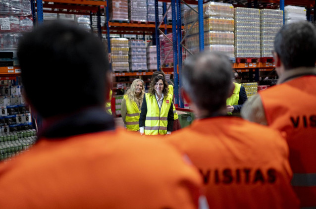 La consejera de Economía, Hacienda y Empleo, Rocío Albert (2i), y la presidenta de la Comunidad de Madrid, Isabel Díaz Ayuso (c), durante una visita a la plataforma logística de la sociedad cooperativa de distribución alimentaria Covirán, en el Centro de