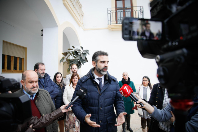 El portavoz del Gobierno andaluz y consejero de Sostenibilidad, Medio Ambiente y Economía Azul de la Junta de Andalucía, Ramón Fernández-Pacheco, atiende a los medios en Dalías (Almería).
