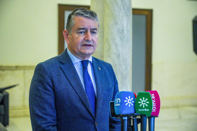 El consejero de la Presidencia, Antonio Sanz, atiende a los medios de comunicación en Sevilla antes de reunirse con la Asociación Andaluza de Escuelas Taurinas 'Pedro Romero'.
