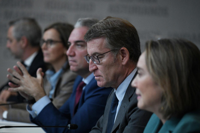Archivo - (I-D) El coordinador general del PP, Elías Bendodo; el presidente del Partido Popular, Alberto Núñez Feijóo y la secretaria general del PP, Cuca Gamarra, durante la reunión de la Junta Directiva Nacional, en la sede de Génova, a 6 de noviembre d