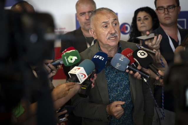 Archivo - El secretario general de UGT, Pepe Álvarez, ofrece declaraciones a los medios en la Cumbre Internacional de la Semana de 4 días, en el Centro Deportivo-Cultural Petxina, a 27 de mayo de 2022, en Valencia, Comunidad Valenciana (España). Durante d